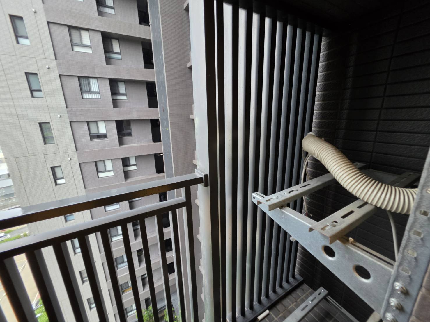 總太共好次臥窗外冷氣室外機工作區